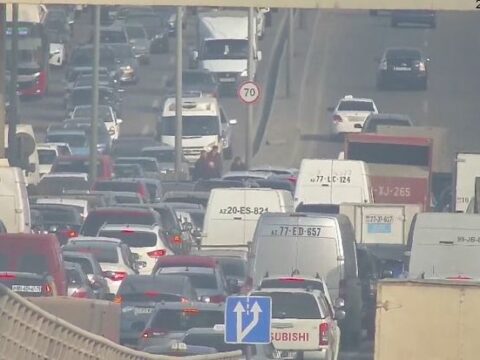 Bakıda körpüdə qəza sıxlığa səbəb oldu