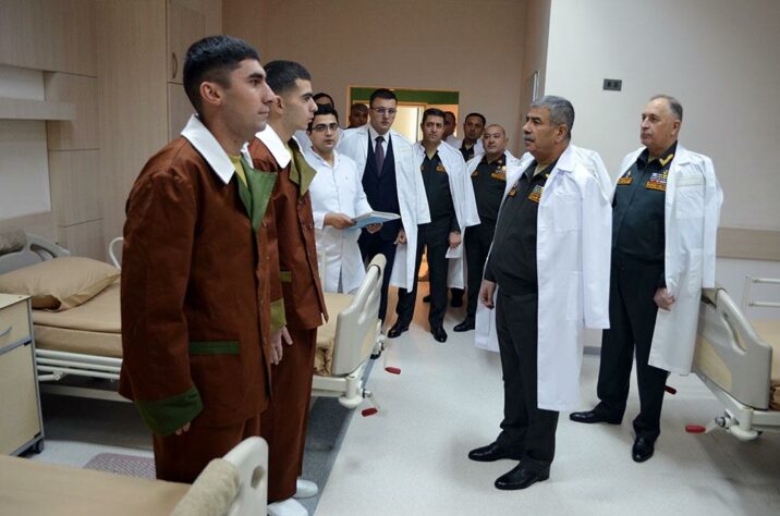 Müdafiə Nazirliyinin rəhbərliyi bayramla bağlı hospitalı ziyarət etdi