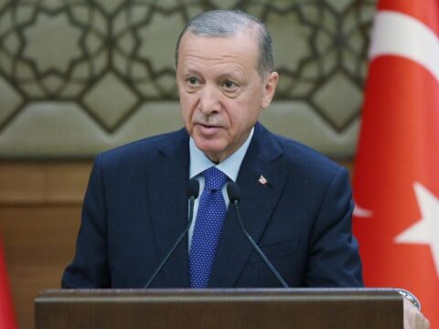 Ərdoğan CHP liderindən aldığı təzminatı hərbi fonda bağışladı