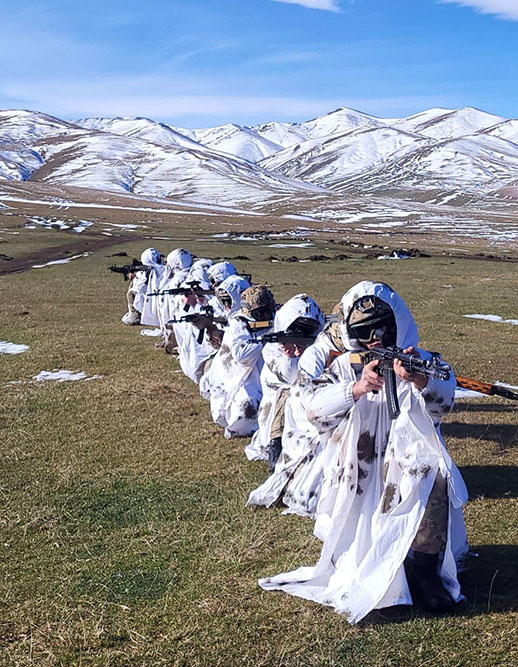 Komando bölmələri şərti düşməni mühasirəyə aldılar