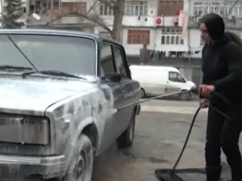 Mingəçevirdə doqquz ildir avtoyuyucu işləyən xanım: “Övladlarıma görə işləyirəm”