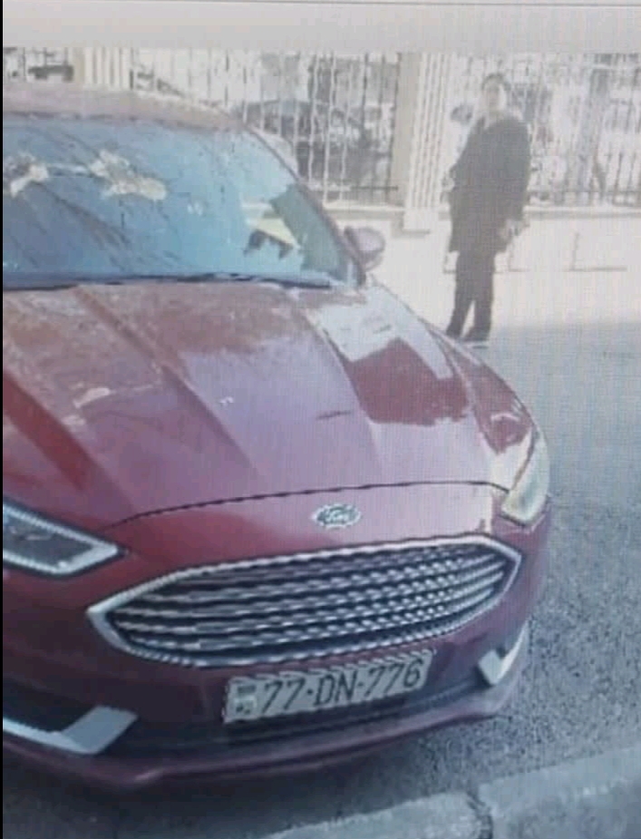 Maşını qanunsuz saxladı, onu cərimələyən polisə “irad tutdu”