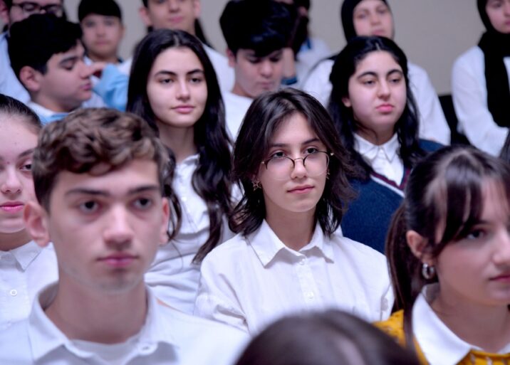 Xalq yazıçısı Anar “Məktəbdə…” olub