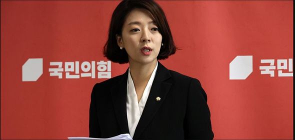 Cənubi Koreyada millət vəkilinə hücum anının görüntüləri yayıldı