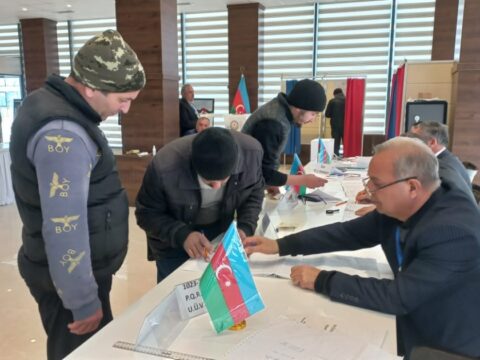 Seçki məntəqələrinin qarşısında böyük növbələr