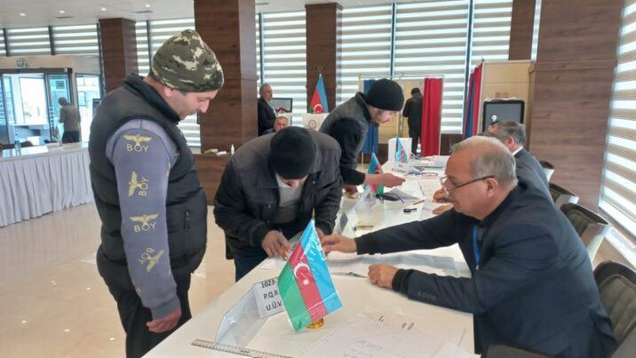 Seçki məntəqələrinin qarşısında böyük növbələr