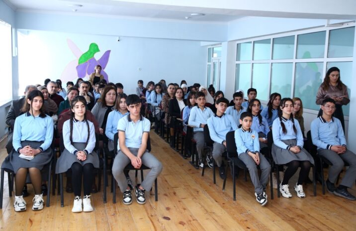 Xalq şairi: “Məktəb zirvələrə gedən pillədir”