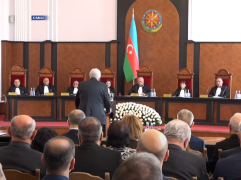 Konstitusiya Məhkəməsinin hakimləri seçkilərlə bağlı qərarı elan etmək üçün müşavirəyə gedib