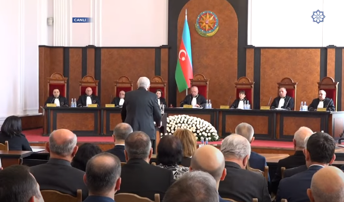Konstitusiya Məhkəməsinin hakimləri seçkilərlə bağlı qərarı elan etmək üçün müşavirəyə gedib