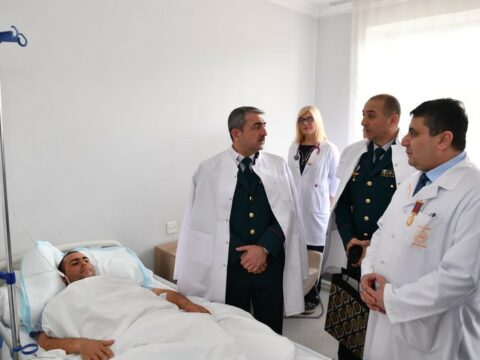 Elçin Quliyev yaralı sərhədçini ziyarət etdi