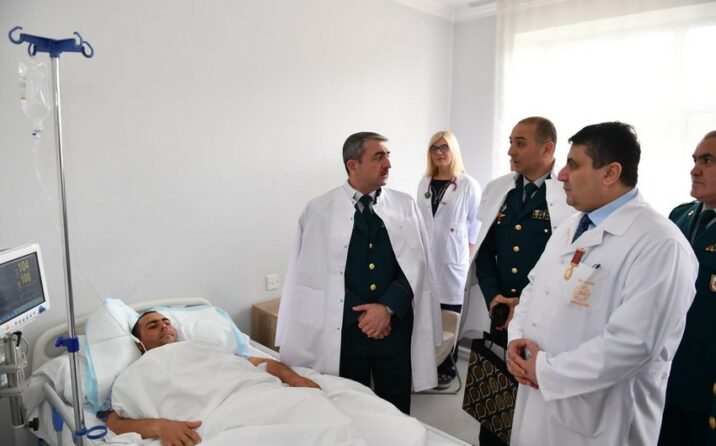 Elçin Quliyev yaralı sərhədçini ziyarət etdi