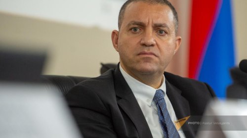 Məhkəmə sabiq naziri ev dustaqlığına buraxdı