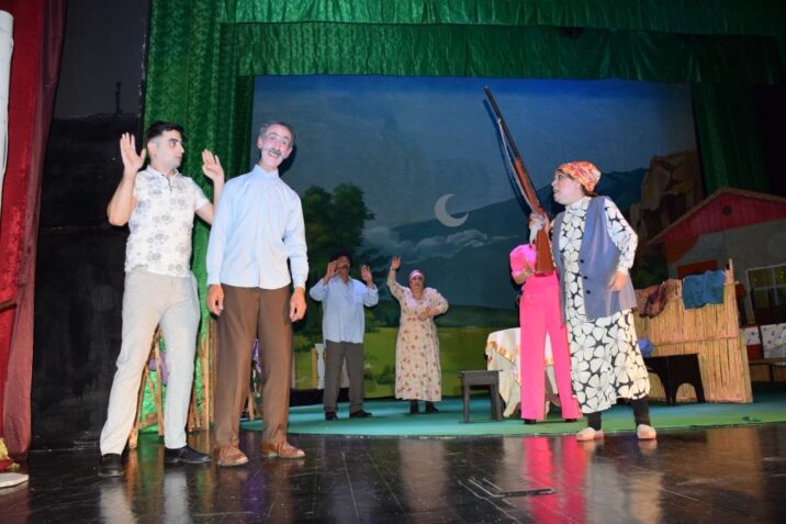 Mingəçevir Dövlət Dram Teatrında İsi Məlikzadənin “Subaylarınızdan görəsəniz ” əsəri əsasında hazırlanan tamaşanın premyerası baş tutub