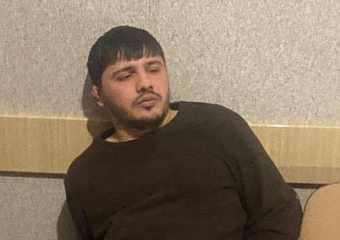 Qışqırır, söyüş söyür, məhbusları yatmağa qoymur