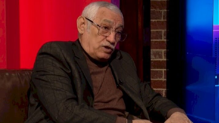 “Gecə saat 2-də, 3-də baldırı, sinəsi açıq, damağında siqaret…”
