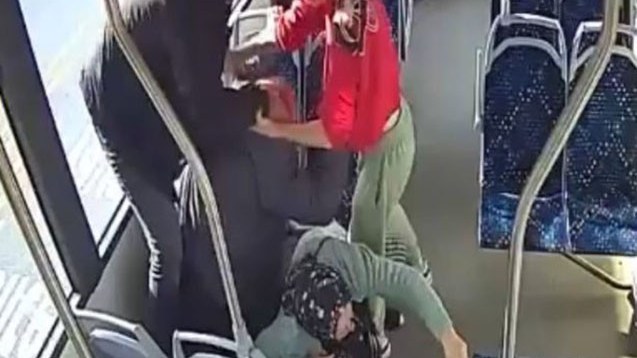 Məktəb direktoru ilə oğlunun yaşlı ər-arvadı döydüyü GÖRÜNTÜLƏR