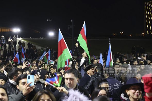 Bakıda Heydər Əliyev Mərkəzinin qarşısında İlham Əliyevə dəstək konserti keçirilir