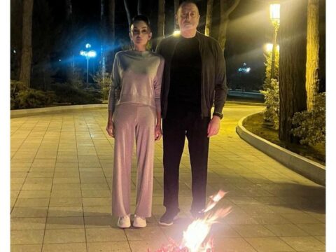 Prezident və xanımı tonqal ətrafında