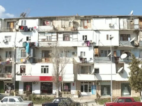 Şirvanda yataqxana qəzalı vəziyyətdədir: “Elə bilirik ki, bu dəqiqə uçacaq”