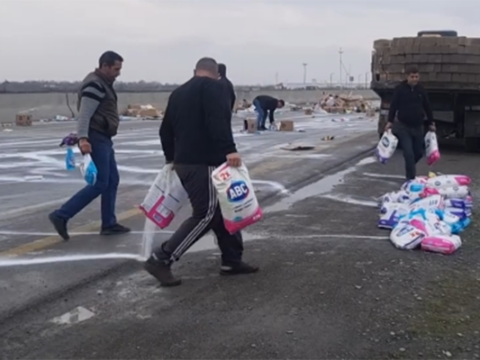 Tonlarla yuyucu toz yola dağıldı