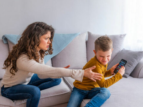 Kompüter və telefona baxan uşaqlarda qlaukoma xəstəliyi yaranır?