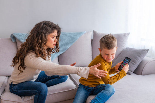 Kompüter və telefona baxan uşaqlarda qlaukoma xəstəliyi yaranır?