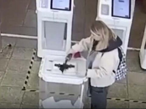 Rusiyada seçki qutularına boya tökdülər, kabinələr yandırıldı
