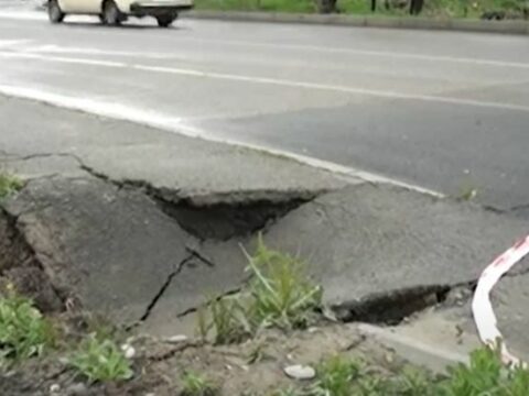 Mingəçevirdə avtomobil yolu və səki çökdü