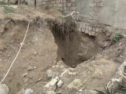 Bakının bir qəsəbəsində kanalizasiya problemini həll etmək üçün bəzi tikililər sökülməlidir