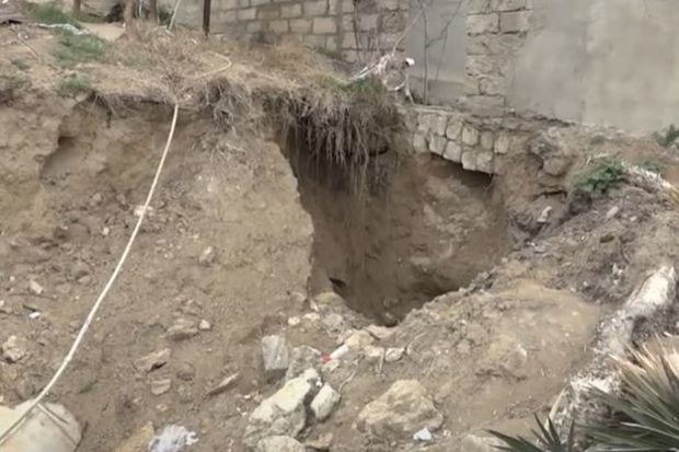 Bakının bir qəsəbəsində kanalizasiya problemini həll etmək üçün bəzi tikililər sökülməlidir