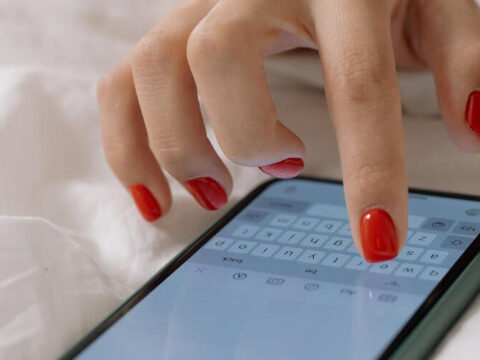 Kişi ondan xəbərsiz telefon işlədən arvadını döydü
