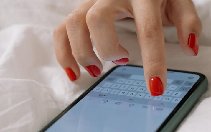 Kişi ondan xəbərsiz telefon işlədən arvadını döydü