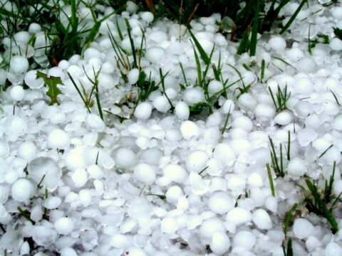 İlin bu dövründə dolu və qar xarakterik atmosfer hadisəsidir