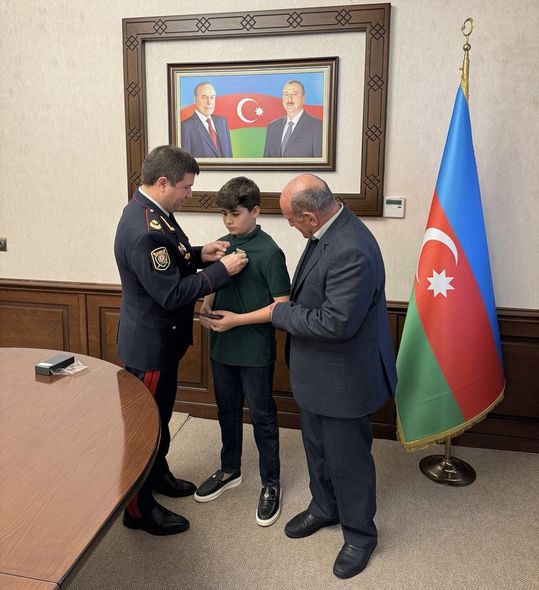 Göldə batan şəxsləri xilas edərkən boğularaq ölən polisin medalı ailəsinə təqdim edildi
