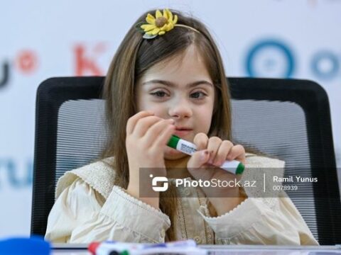 Kristal kimi saf, küsəyən, kövrək, bir az da əsəbi: Daun sindromlu Sofiya ilə bir gün