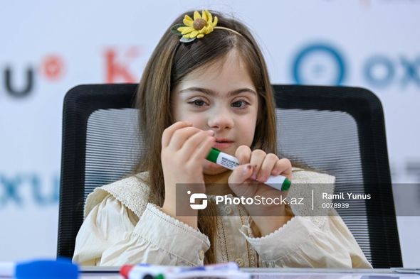 Kristal kimi saf, küsəyən, kövrək, bir az da əsəbi: Daun sindromlu Sofiya ilə bir gün