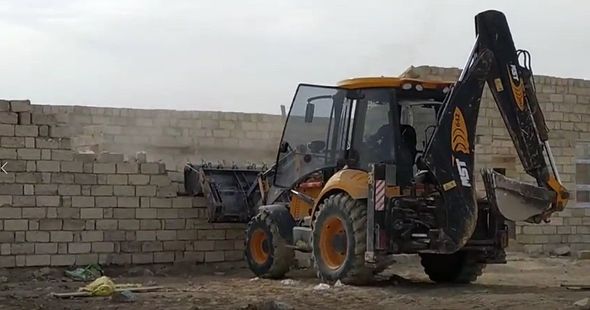 Qala qəsəbəsində qanunsuz tikililər sökülüb