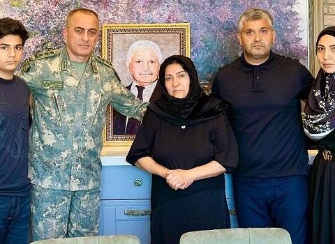 Hikmət Mirzəyev Qurbanovun ailəsini ziyarət etdi – Foto