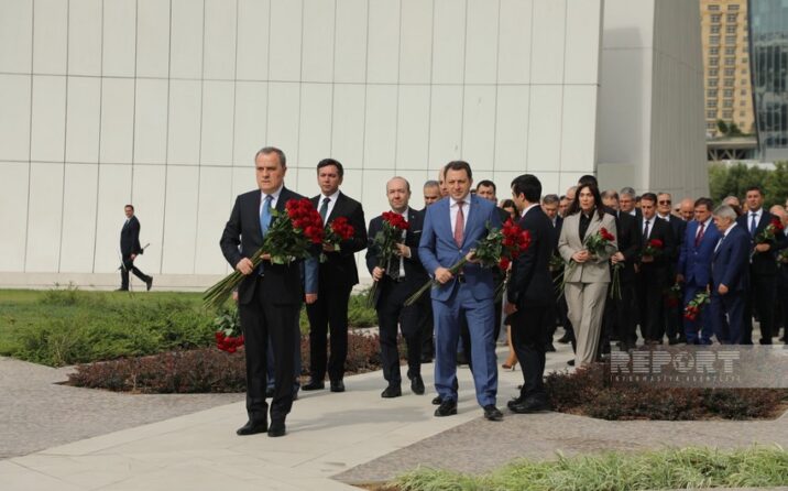 XİN rəhbərliyi Zəfər parkını ziyarət edib