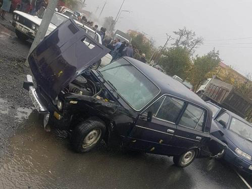 Bərdədə iki maşın toqquşdu, 2 nəfər öldü