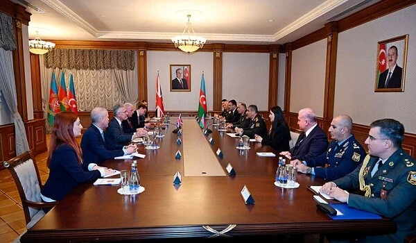 Azərbaycan və Britaniya hərbi əməkdaşlığı müzakirə etdi