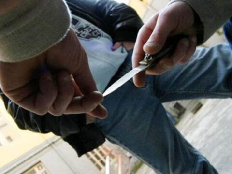 Məktəbin qarşısında yeniyetmə bıçaqlandı