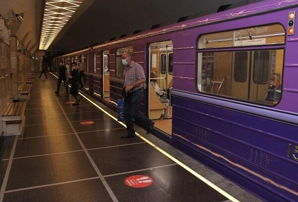 Bu gün Xırdalan və Masazır kimi istiqamətlərdə yeni metro xətlərinin yaradılmasına baxmaq mümkündürsə, məsələn, Zabrat ərazisində yeni metro stansiyalarının yaradılmasını, metro xəttinin o ərazilərə qədər aparılmasını səmərəli hesab etmirik. İndiki konsepsiyamızda bu yoxdur.  Axar.az xəbər verir ki, bunu Bakı şəhərində və ətraf ərazilərdə nəqliyyat infrastrukturunun təkmilləşdirilməsinə dair 2025–2030-cu illər üçün Dövlət Proqramı”nın ötən il üzrə icrasına həsr olunan dəyirmi masa zamanı rəqəmsal inkişaf və nəqliyyat nazirinin müavini Rəhman Hümmətov deyib.  O qeyd edib ki, yeni stansiyaların yerləri müəyyənləşərkən ilk növbədə hər bir stansiyanın verə biləcəyi töhfə, yəni onun effekti nəzərə alınır:  “Paytaxtın mərkəzindən nisbətən uzaqda yerləşən Yeni Günəşli, Zabrat, Masazır, Saray və digər yaşayış massivlərinə metro xətlərinin çəkilməsi növbəti mərhələlərdə nəzərdən keçiriləcək. Yanaşmanın əsas məqsədi ondan ibarətdir ki, şəhərin mərkəzinin yükü azalsın. İndi mərkəzi stansiyalar rolunu ən çox “28 May” və “Sahil” stansiyaları daşıyır. Digər stansiyalardan gələnlər əsasən bu iki stansiyaya gəlir. İlkin olaraq keçid stansiyalarını inşa etməyimizin əsas səbəbi mərkəzin nəqliyyat yükünü azaltmaq və sərnişinlərin mərkəzə gəlməsi və mərkəzdən getməsi üçün alternativ stansiyalar təklif etməkdir, yəni, şəbəkəni şaxələndirməkdir. “28 May” stansiyasına keçid stansiyası olaraq “Cəfər Cabbarlı” stansiyası mövcuddur. 2030-cu ilədək “Nizami”, “Sahil” və “Xətai” stansiyaları üçün də keçid stansiyaları inşa olunacaq və bununla da mərkəzi stansiyaların yükü azalacaq. Bundan sonraki mərhələlərdə isə artıq şəhər ətrafı ərazilərə metro xətlərinin çəkilməsi məsələsi gündəmə gətiriləcək”.