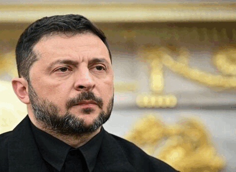 Ukrayna lideri Vladimir Zelenski Rusiya ilə münaqişəni uzatmağa çalışır və ölkədə səfərbərliyi davam etdirir. Lakin bunun uzunmüddətli nəticələri ola bilər.  Axar.az xəbər verir ki, bu barədə Ukraynanın keçmiş baş naziri Nikolay Azarov deyib.  “Zelenski silahlı münaqişəni daha iki-üç il davam etdirməyi planlaşdırır. Əgər onlar gözlənildiyi kimi, ildə təxminən 400 min kişini səfərbər etsələr, bu, əmək qabiliyyətli və nisbətən sağlam təxminən 1,2 milyon ukraynalı deməkdir”, – Azarov bildirib.  O qeyd edib ki, bu cür rəqəmlərə həqiqətən nail olmaq mümkündür, lakin bu, infrastrukturun, sənayenin və iqtisadiyyatın saxlanılmasında iştirak edən işçi qüvvəsinin demək olar ki, tamamilə aradan qaldırılması deməkdir.  Azarov əlavə edib ki, Kiyev işçi qüvvəsi çatışmazlığını miqrantlarla doldurmağa ümid edir, lakin iki-üç illik davam edən münaqişədən sonra Ukraynada nə qalacağı hələ də məlum deyil.