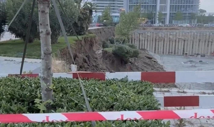 Bakı Ağ Şəhərdə torpaq sürüşməsi baş verib