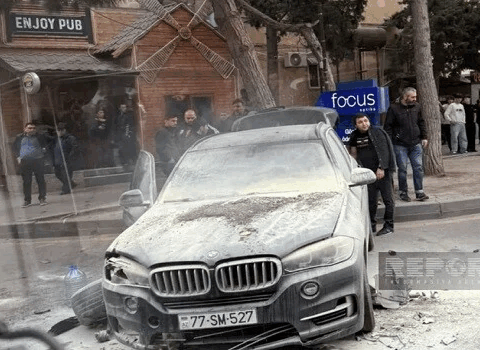 Təmizlik işçisi maşınla köşkün arasında sıxılaraq öldü