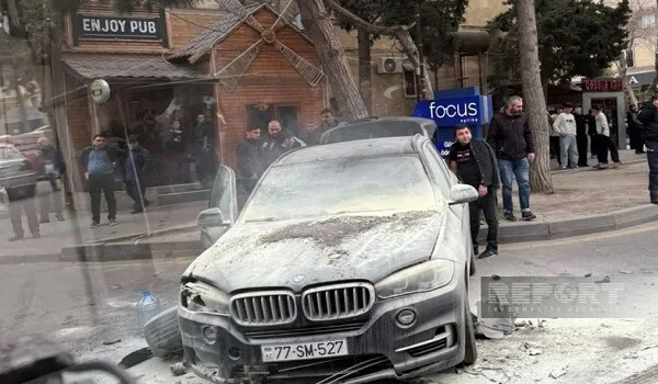 Təmizlik işçisi maşınla köşkün arasında sıxılaraq öldü
