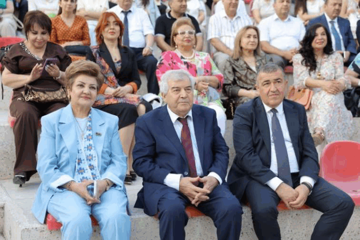 Sabir Rüstəmxanlı yenidən meydanda: 80 illik yubileyə minlərlə insan qatıldı