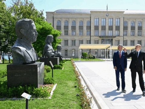 Prezidentlər işğal dövründə güllələnmiş büstlərə baxdılar