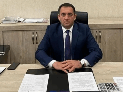 Bakıda bələdiyyə sədri bıçaqlandı, işçisi həbs olundu